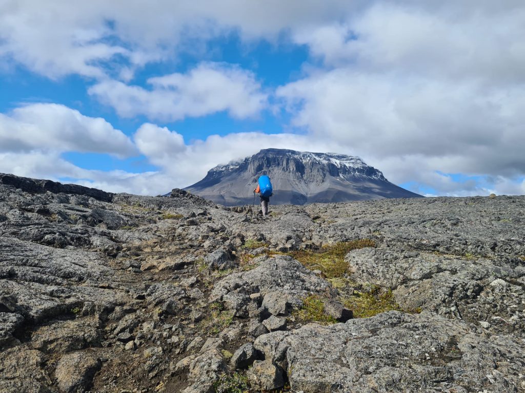 andy walking to Herðubreið (broad-shouldered)
